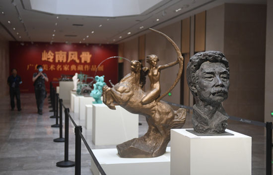 中国国家版本馆广州分馆里展出的雕塑作品